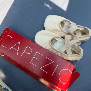 Capezio Girls Light Pink Canvas 12M Kids Ballet Shoes 🩰slippers
